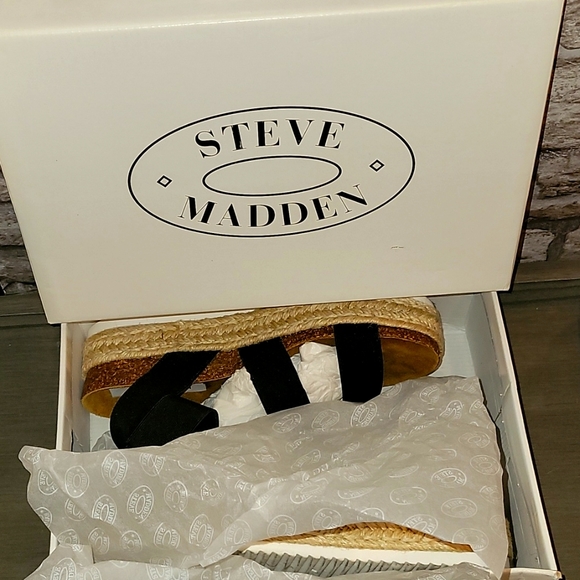 Steve Madden Black "Kimmie" strappy wedge sandals in a sz. 9 - Picture 5 of 7